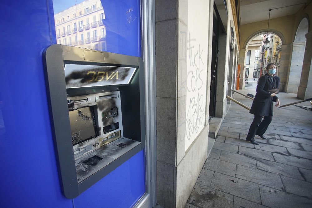 Les entitats bancàries assaltades a Girona intenten tornar a la normalitat