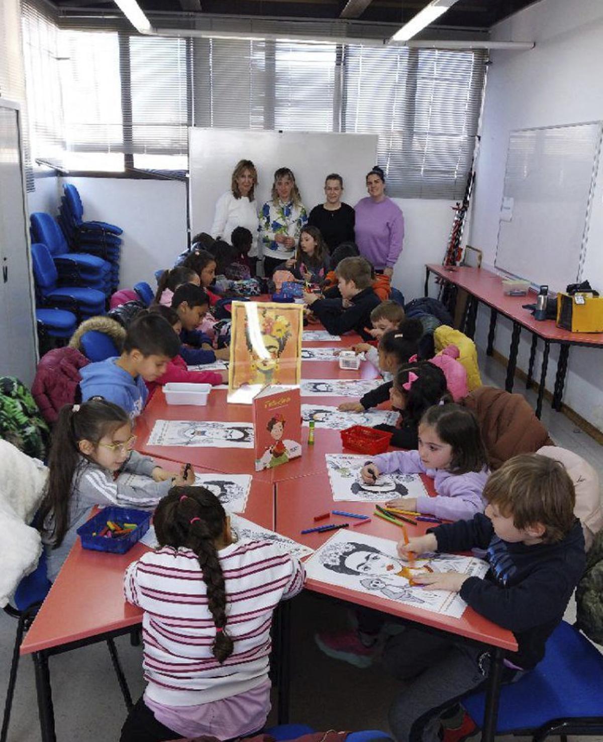 Los alumnos del CEIP Joaquín Costa participaron en esta actividad celebrada con motivo del 8M.  | SERVICIO ESPECIAL