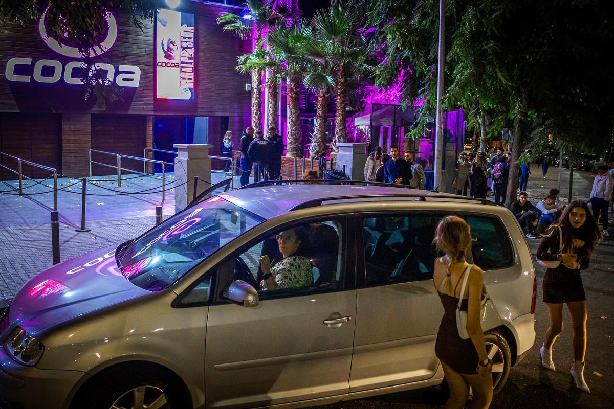 Radiografía de los papijamas, padres y madres que recogen a sus hijos en coche tras una noche de fiesta discotequera