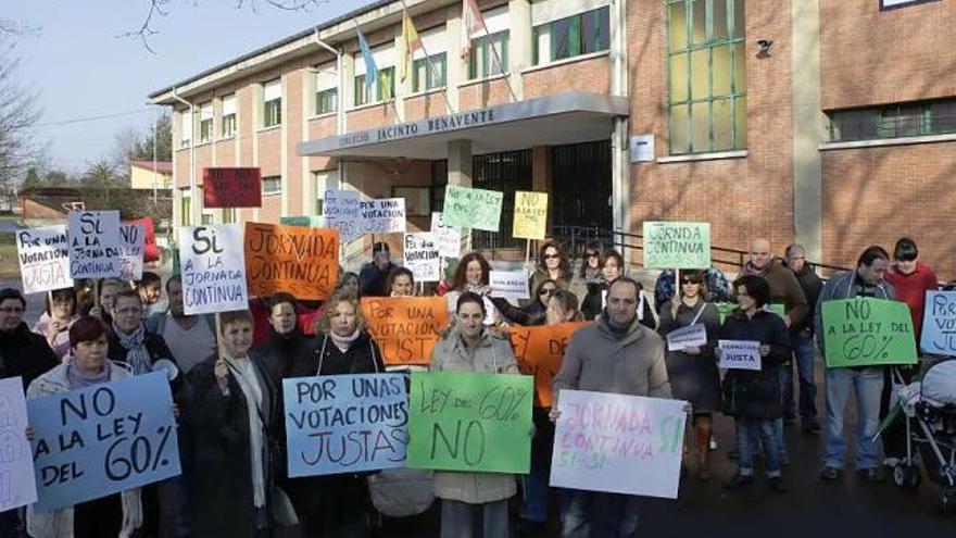 Familias implicadas en el cambio de normativa sobre la modificación de la jornada escolar, ayer, delante del Colegio de Vega.