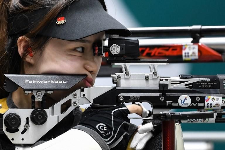 La china Zhao Ruozhu compite en la final de los 10 m del rifle de aire comprimido durante los Juegos Asiáticos de 2018 en Palembang.