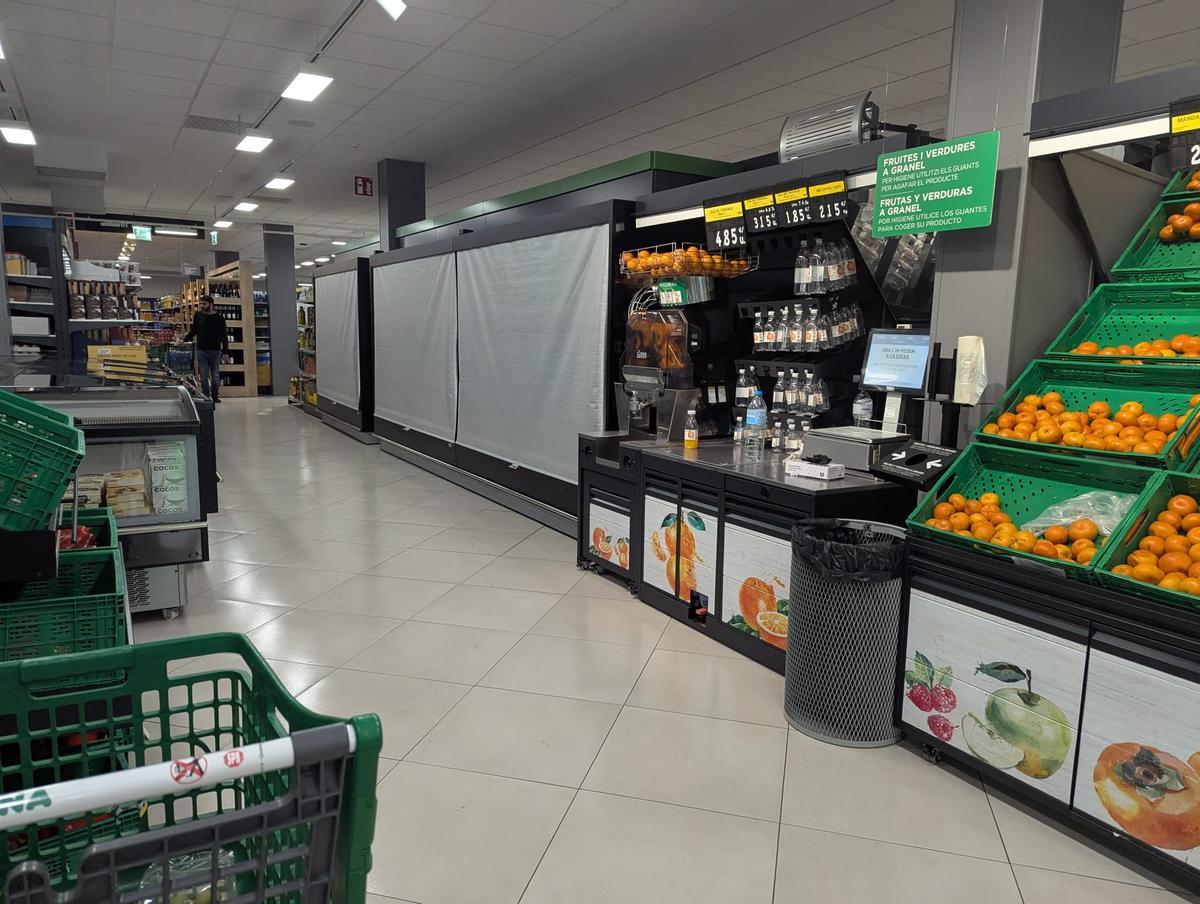 Neveras cerradas en un supermercado de Barcelona tras el apagón