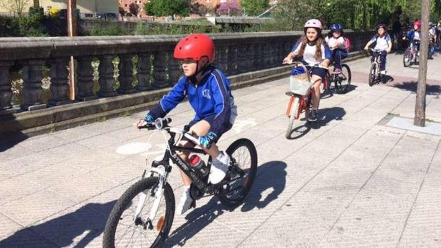 Participantes en la marcha ciclista, a la altura de Sotrondio.