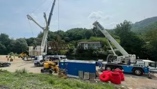 Comienza el montaje del nuevo puente sobre el río Nalón en Tudela de Agüeria