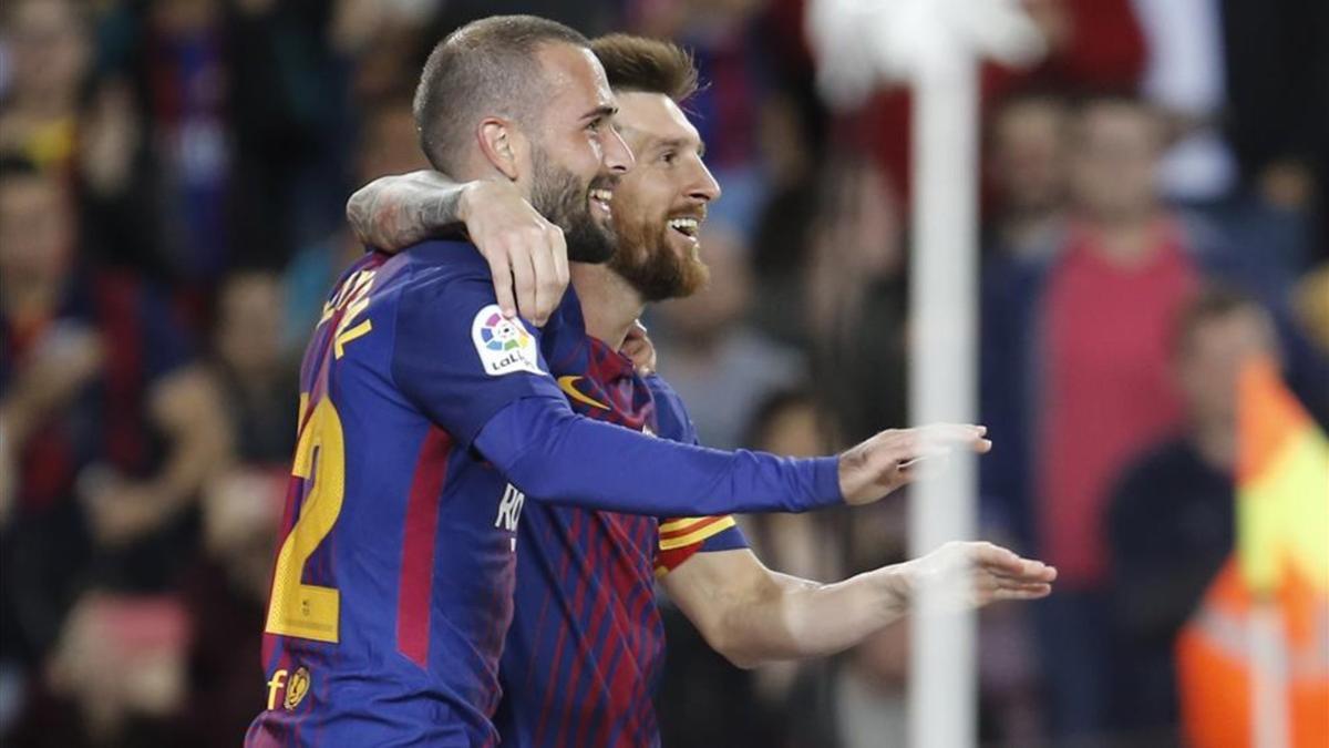 Aleix Vidal celebrando un gol junto a Messi