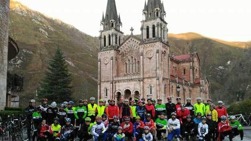El Tamdem Sport Bike de Arriondas organizó una ruta ciclista