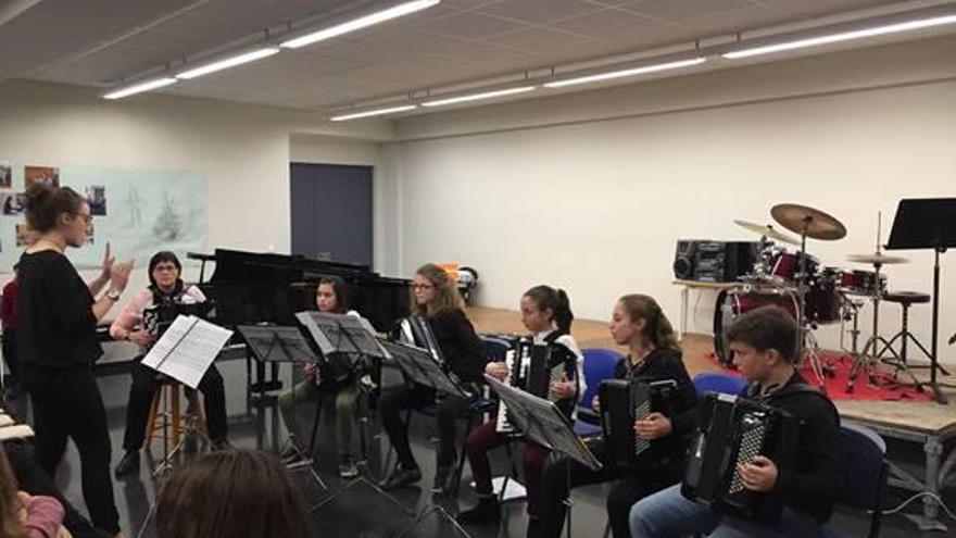 Alumnes d&#039;acordió de l&#039;Escola Municipal de Música durant una sessió