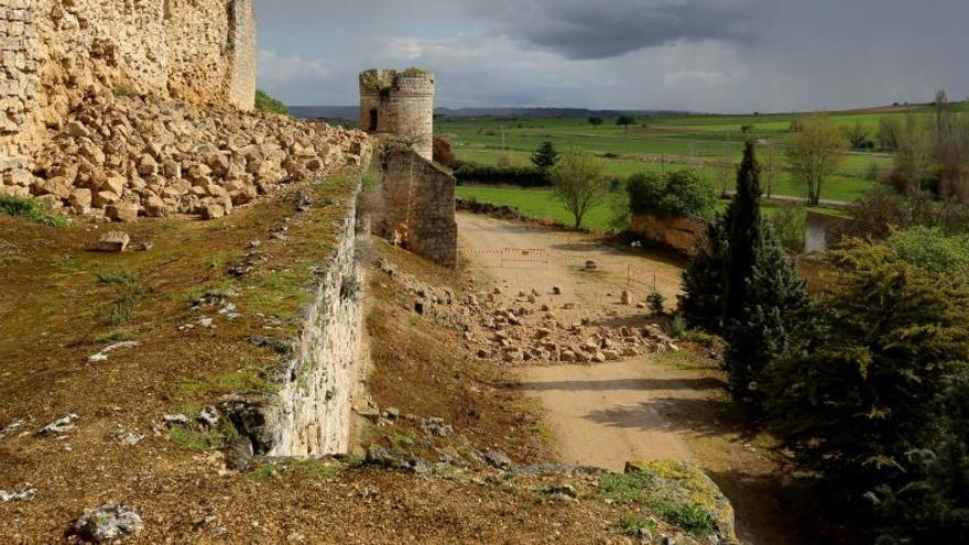 Desplome de parte del lienzo exterior del castillo medieval