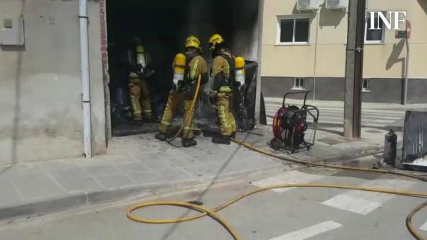 Los bomberos sofocan un incendio en un almacén en Pilar de la Horadada