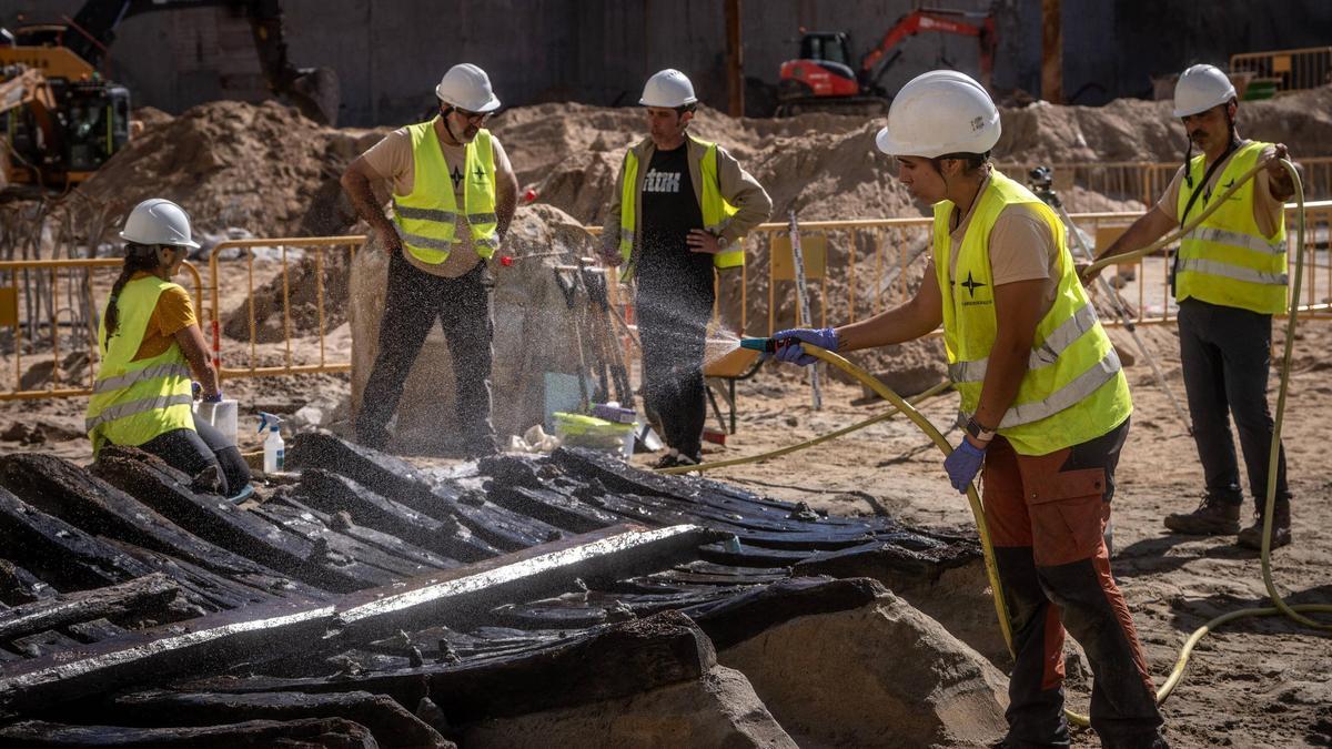 Un barco del siglo XV emerge entre las obras de la Ciutadella del Coneixement en Barcelona