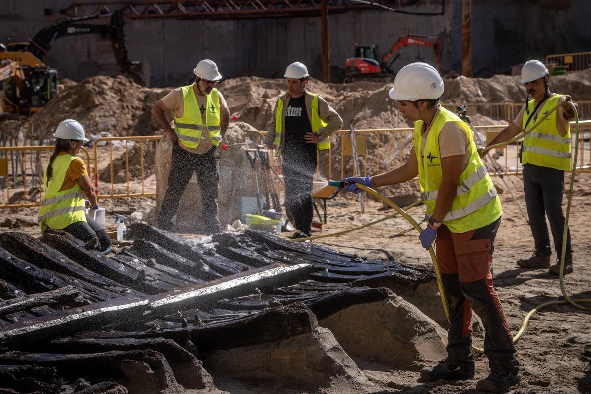 Un barco del siglo XV emerge entre las obras de la Ciutadella del Coneixement en Barcelona
