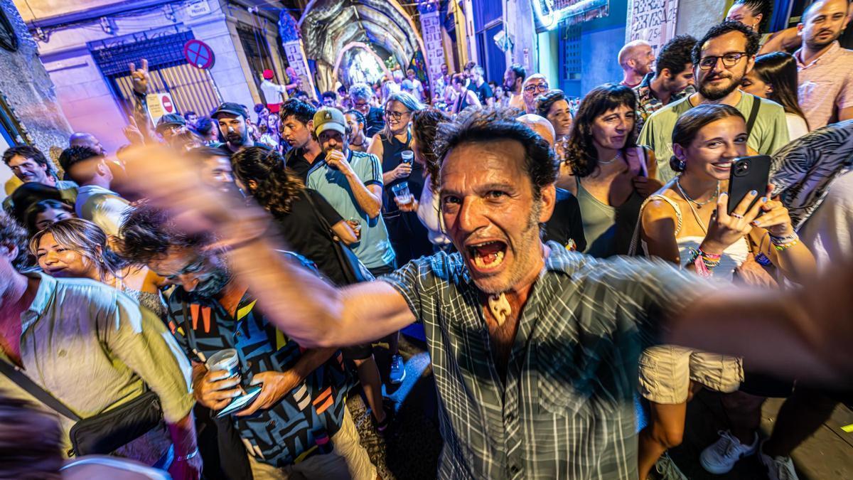 Ambiente y conciertos de la calle Llibertat en las 'Festes de Gràcia'.