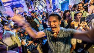 Ambiente y conciertos de la calle Llibertat en las Festes de Gràcia.
