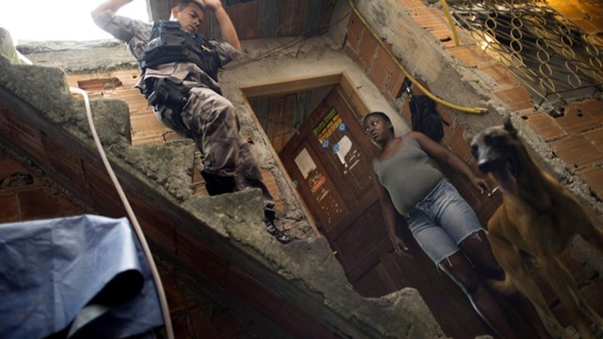 Un policía se adentra en la favela de Río de Janeiro conocida como Guararapes.