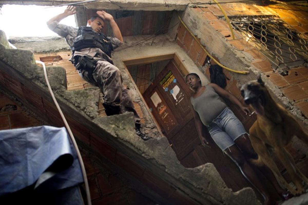 Un policia s’endinsa a la favela de Rio de Janeiro coneguda com a Guararapes. Un policia s’endinsa a la favela de Rio de Janeiro coneguda com a Guararapes.