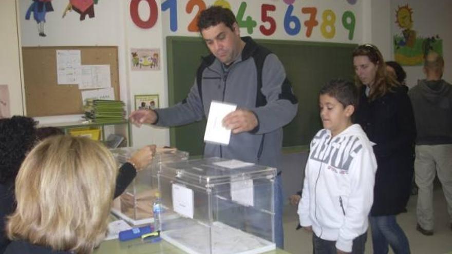 Un hombre deposita su voto en una urna en la Tierra del Vino.