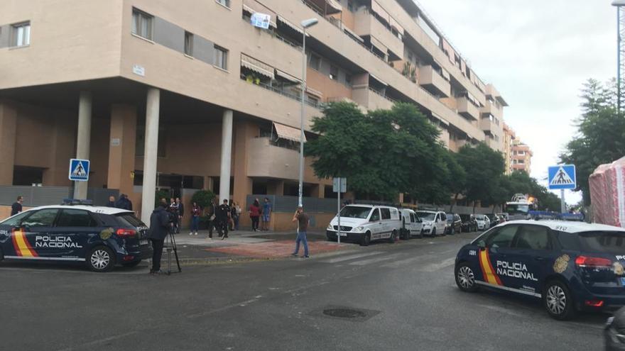 La Policía Nacional investiga la caída del adulto y la niña en la calle Jalón.