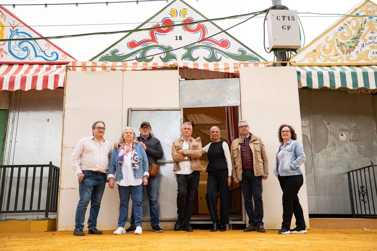 Socios de la nueva caseta de feria en Curro Romero asignada tras más de 30 años de espera, en el recinto ferial de Sevilla