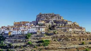 Todos van a Peñíscola, pero pocos conocen este pueblo de Castellón con arte rupestre Patrimonio de la Humanidad