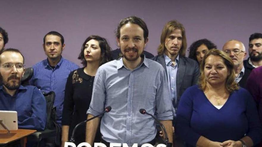 Iglesias, con Echenique a su derecha, al finalizar su reunión con los secretarios generales autonómicos de Podemos. // Efe