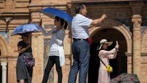 Turistas toman fotos a la plaza de España de Sevilla.