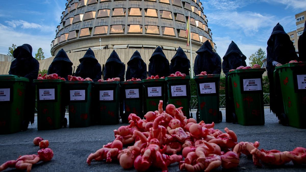 Encapuchados frente a un conjunto de muñecos tirados en el suelo durante una escenificación organizada por ‘Derecho a Vivir’, colectivo provida, ante el Tribunal Constitucional, el pasado 28 de septiembre. Encapuchados frente a un conjunto de muñecos tirados en el suelo durante una escenificación organizada por ‘Derecho a Vivir’, colectivo provida, ante el Tribunal Constitucional, el pasado 28 de septiembre.