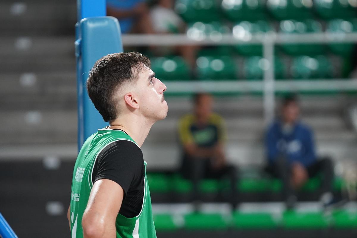 Alex Mazaira, mirando al techo del Multiusos en un partido anterior.