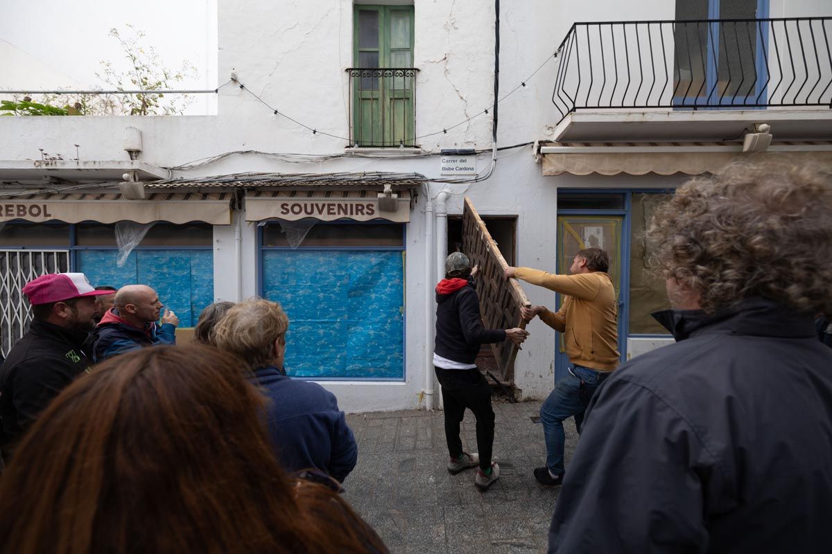 Mira aquí las imágenes de cómo decenas de vecinos echan a los okupas de Sant Antoni