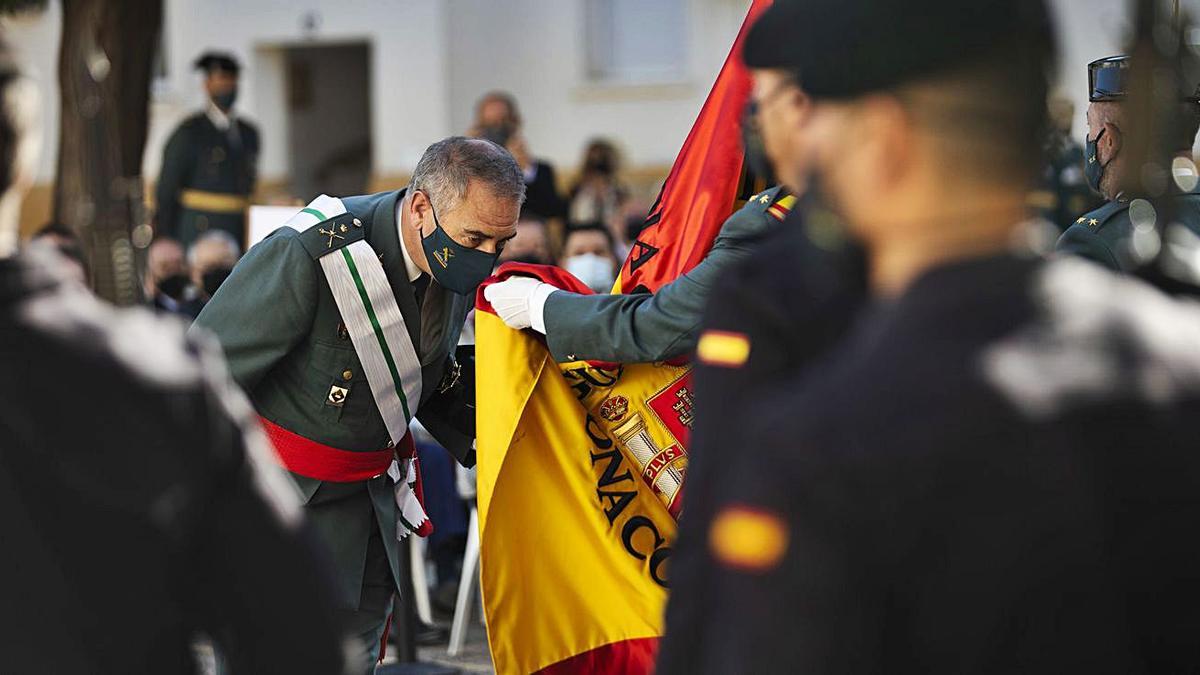 El general José Hermida, 
en su beso de despedida 
a la bandera, su último 
acto oficial.  Germán Caballero 