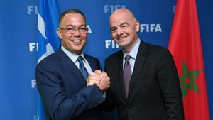 El presidente de la Federación Marroquí de Fútbol, Faouzi Lekjaa, con Infantino