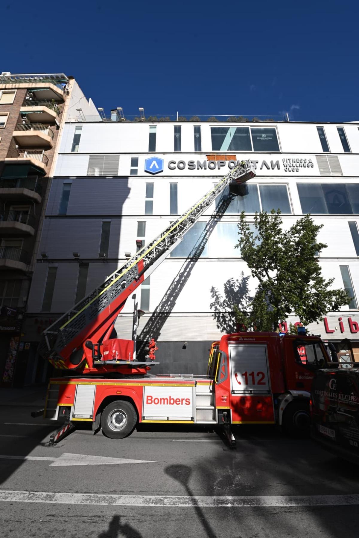 Los Bomberos afianzando la fachada de un edificio de la avenida de Novelda en Elche