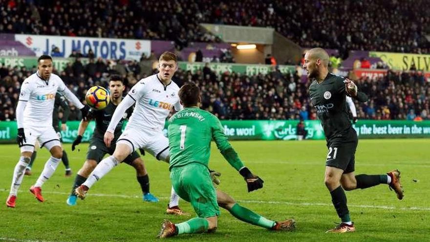 David Silva anota el tercer gol del Manchester City. // FDV