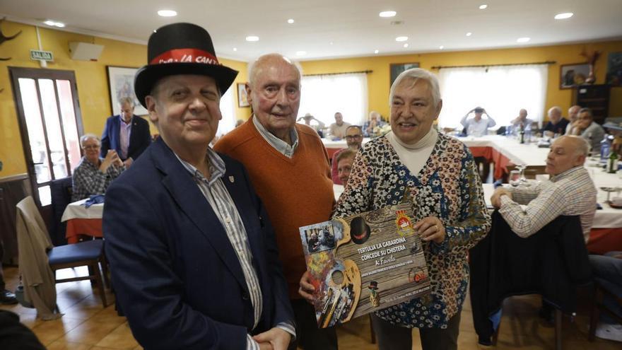 El premio "Chistera" más entrañable: Favila recibe el reconocimiento de la tertulia "La Gabardina" por "su habilidad y su disposición a colaborar con todo el mundo"