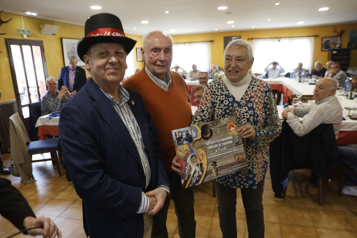 De izquierda a derecha, Favila, Arsenio "Tito" Fernández y la cronista oficial de Avilés, Pepa Sanz.