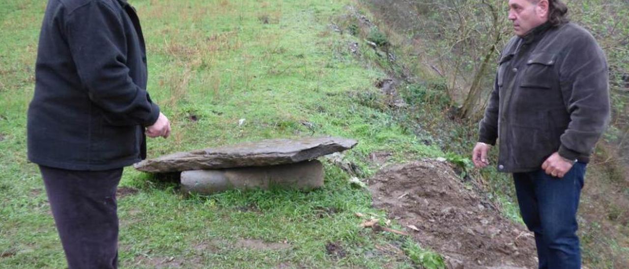 René Menéndez y Benigno Acero, en enero, al lado de la escombrera, muestran restos de lápidas y huesos.