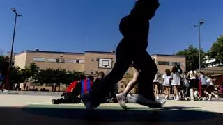 La batalla de la lengua en la escuela: Simó acelera para blindar el catalán "ante el avance de la ultraderecha"