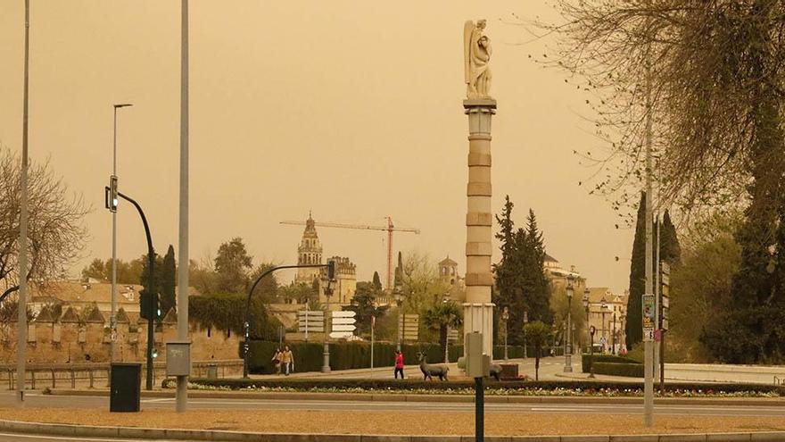 La calima procedente de África mantendrá los cielos turbios este martes en Córdoba