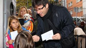 El alcalde de Girona, Carles Puigdemont, antes de ejercer su derecho a voto, en el colegio Vicens Vives.