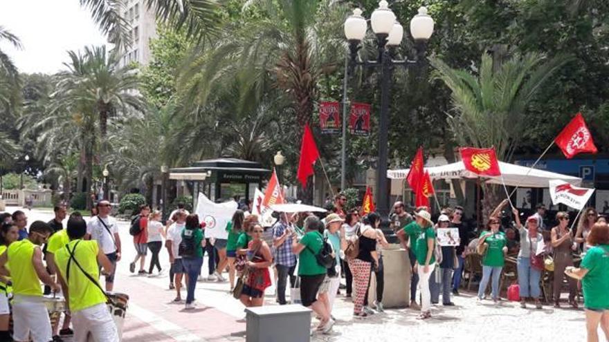 Un grupo de educadores en la protesta de ayer frente a la Casa de las Brujas en Alicante.
