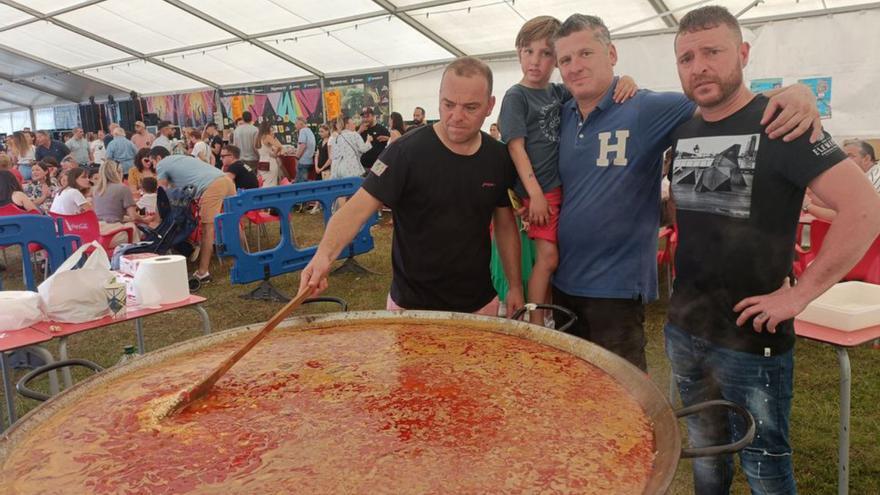 Paellada para doscientas personas en las fiestas de Vetusta  | FRANCO TORRE