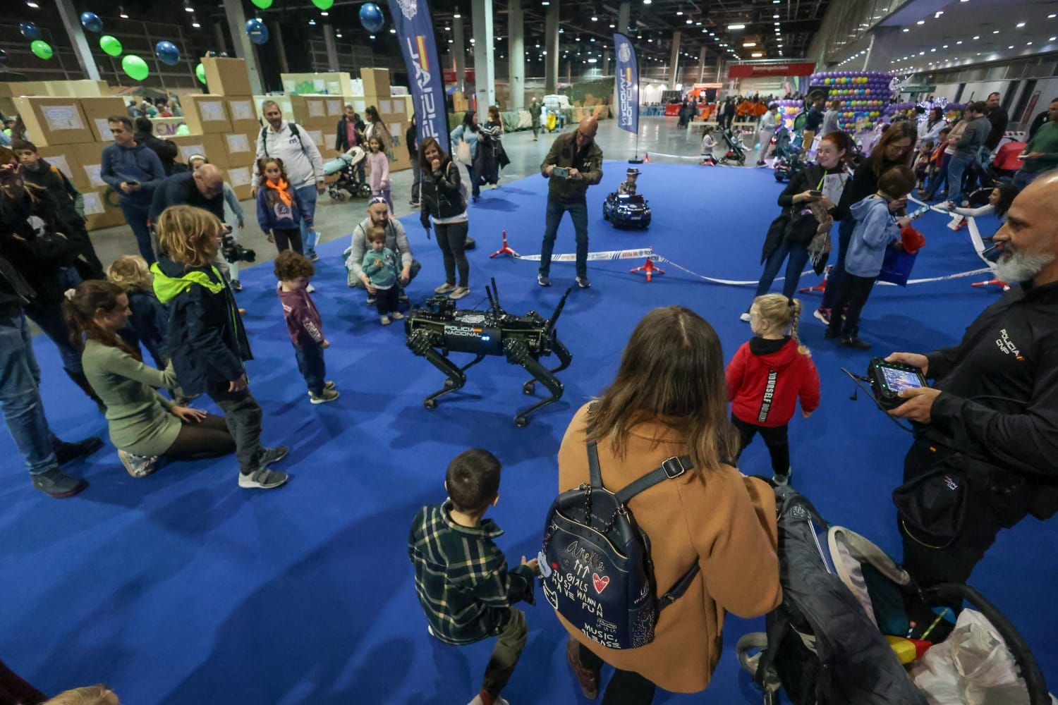 Los más pequeños disfrutan en Expojove de las vacaciones navideñas