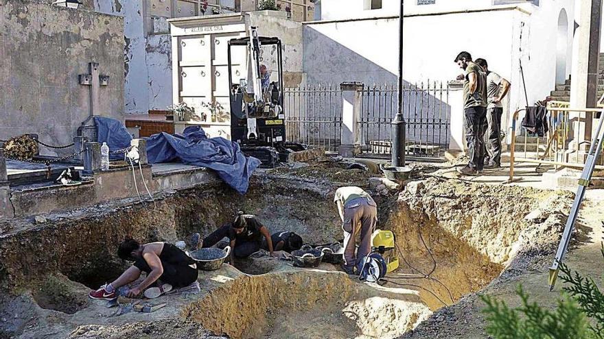 La campaña de exhumación empezó el pasado octubre, en el cementerio de Calvià vila.