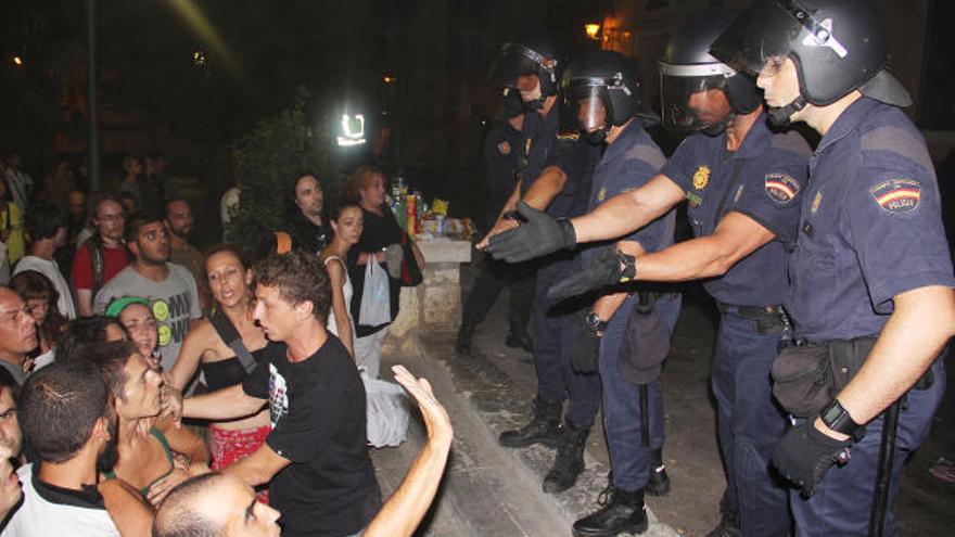 Encontronazo entre el 15-M y la policía en el CIE