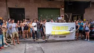 Un centenar de personas reclaman en Palma la libertad de las dos detenidas por participar en la campaña antiturística: "Son activistas, no terroristas"