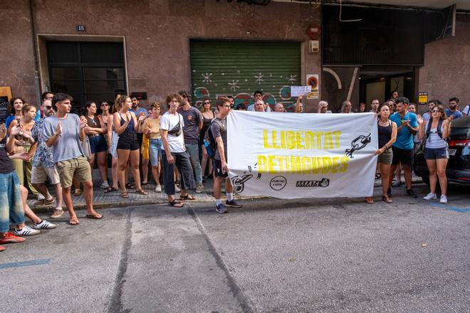 Un centenar de personas reclaman en Palma la libertad de las dos detenidas por participar en la campaña antiturística: "Son activistas, no terroristas"