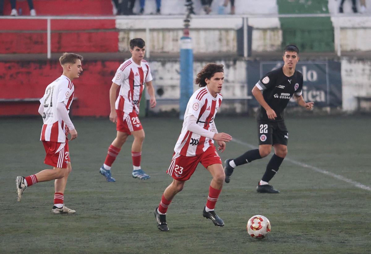 Robert Carril conduce el balón en un encuentro con el Alondras.