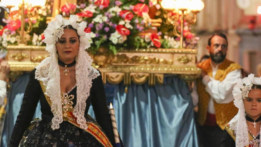 Las Falleras Mayores de Elda durante la procesión de 2019