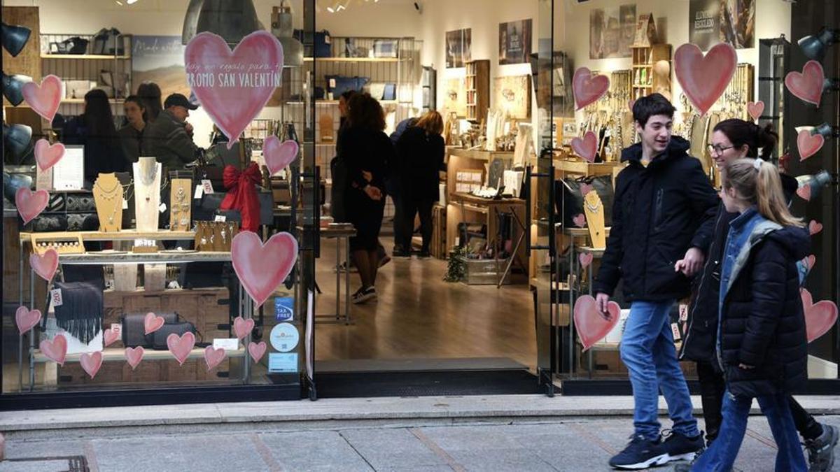 Escaparates en Vigo animando a comprar por San Valentín.