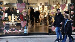 Escaparates en Vigo animando a comprar por San Valentín.