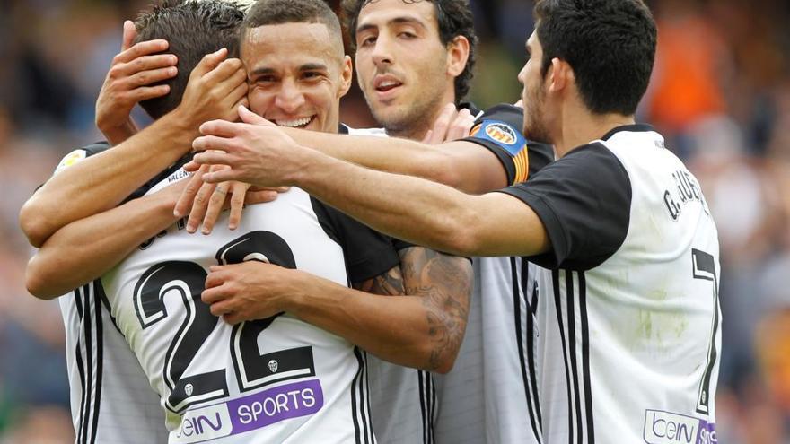 Parejo celebra uno de los goles con sus compañeros.